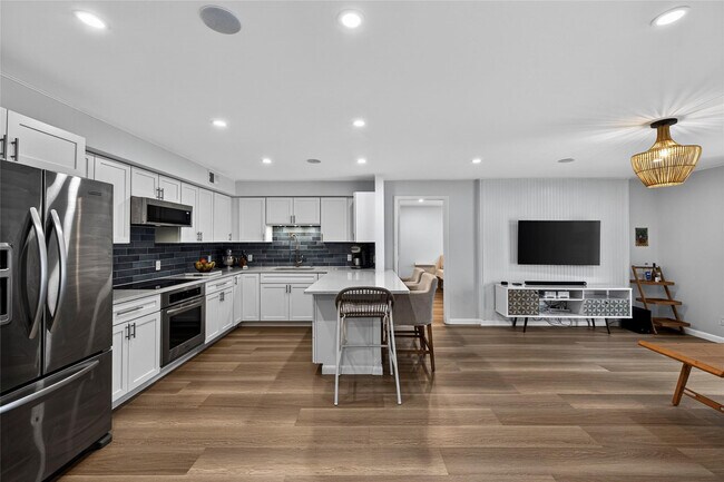 Building Photo - 700 SE 2nd Ave