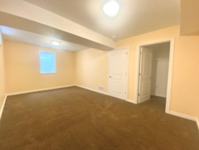 Building Photo - 5 bed / 3.5 bath Ranch House
