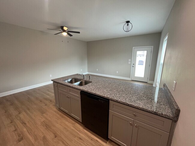 Building Photo - 215/217 N Elm St