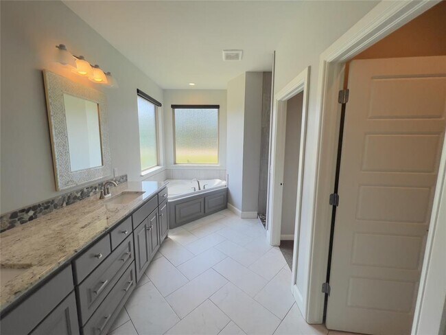 Building Photo - 424 Seville Dr