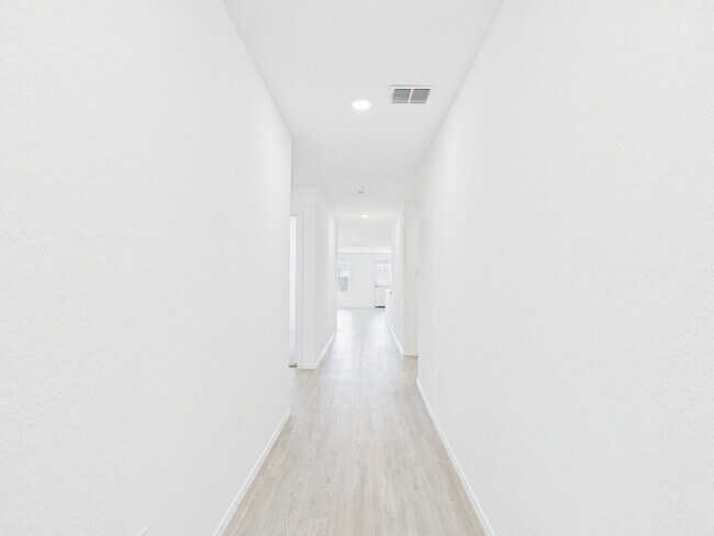 Building Photo - "Open-Concept Living in Fredericksburg"