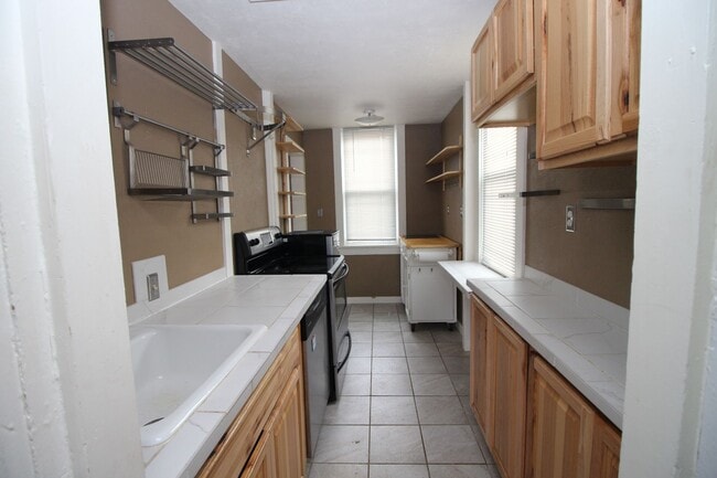 Building Photo - Adorable 3bdrm Downtown Bungalow