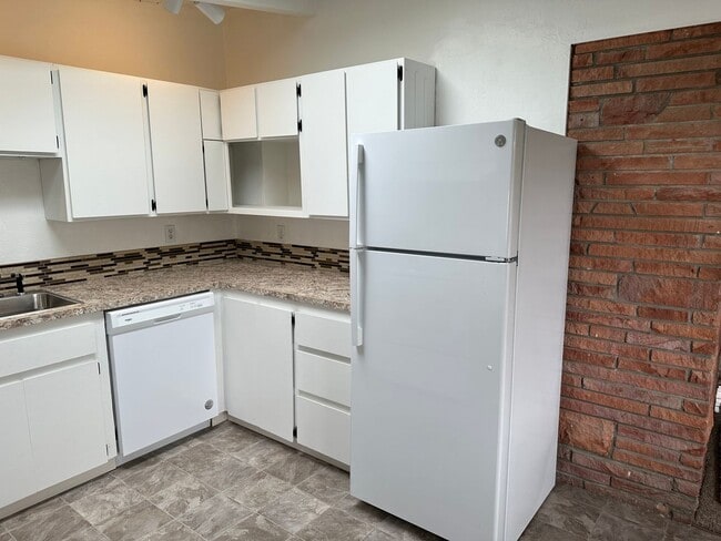 Building Photo - Beautifully updated 2 bedroom 1 bath home ...