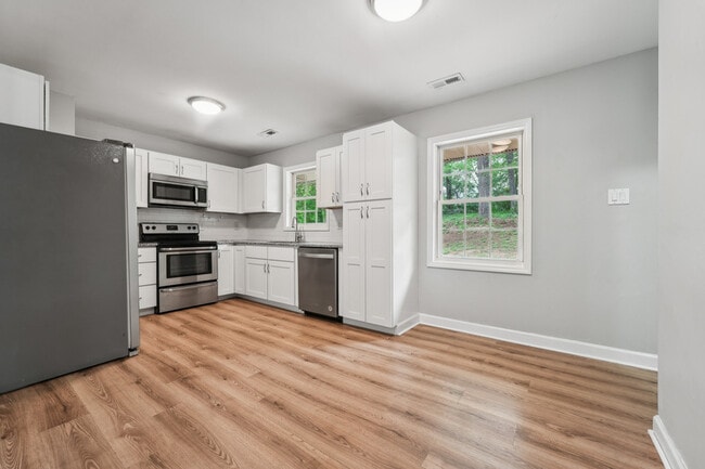 Building Photo - 508 Solar Dr