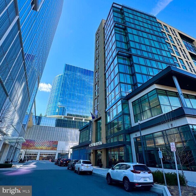 Building Photo - 1701 Lake Shore Crest Dr