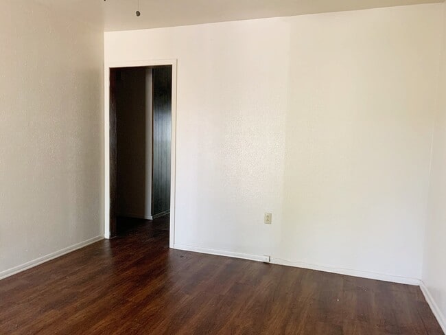 Building Photo - 3 bedroom 1.5 bathroom