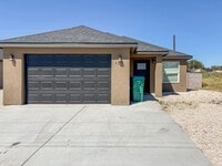 Building Photo - 1710 E ChuckWagon Dr