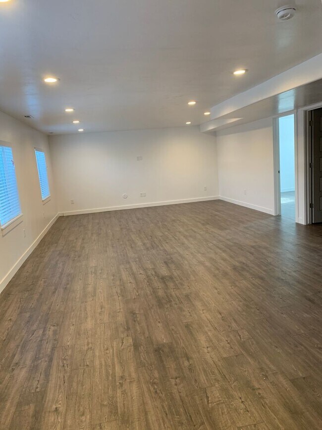 Building Photo - For Rent: 2 Bed / 1 Bath Basement Apartmen...