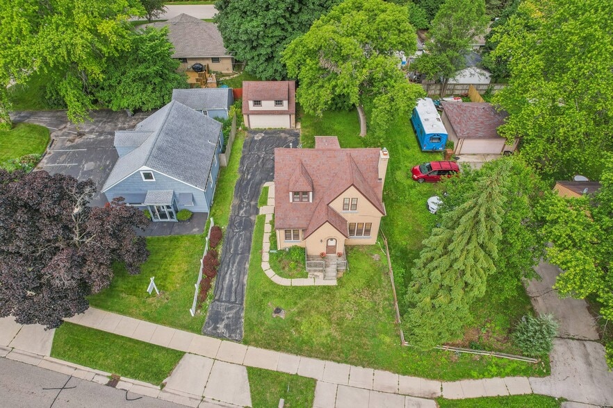 Building Photo - 6225 N Green Bay Ave