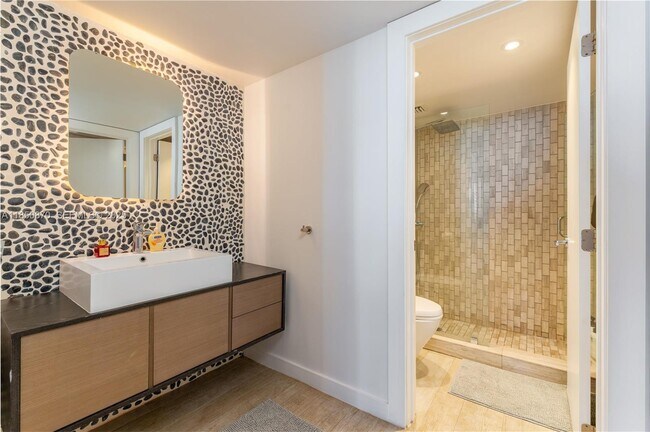 Building Photo - 2301 Collins Ave