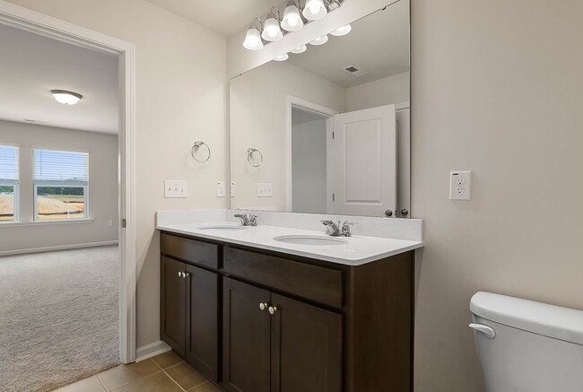 Building Photo - Cozy Townhome with 2 car garage!