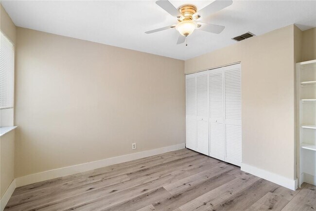 Building Photo - 324 City View Dr