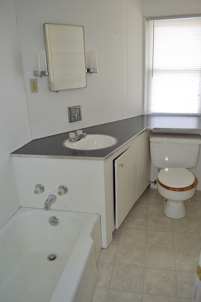 Building Photo - 216 Oak St