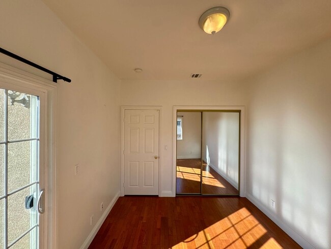 Building Photo - Beautifully Renovated 4 Bed 4 Bath House For Rent In Long Beach!