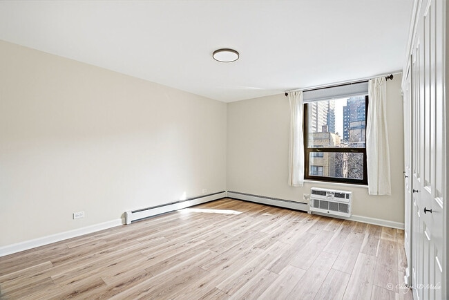 Building Photo - 3900 N Pine Grove Ave