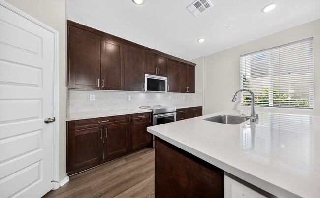Building Photo - 1037 Yuzu Wy