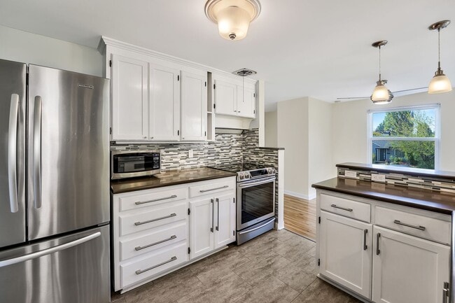 Building Photo - Cape Cod Gem-w/MIL-PRICE DROP!