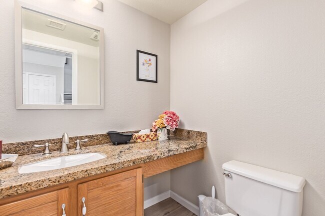 Building Photo - Charming 2-Bedroom Townhome in Scottsdale Racquet Club