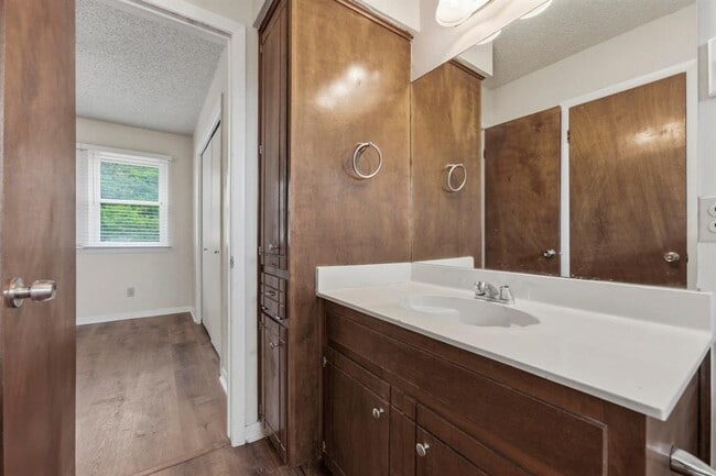 Building Photo - 1928 Holly Hill Dr