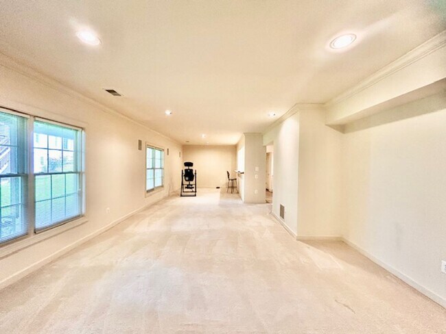 Building Photo - 10503 Aubinoe Farm Dr