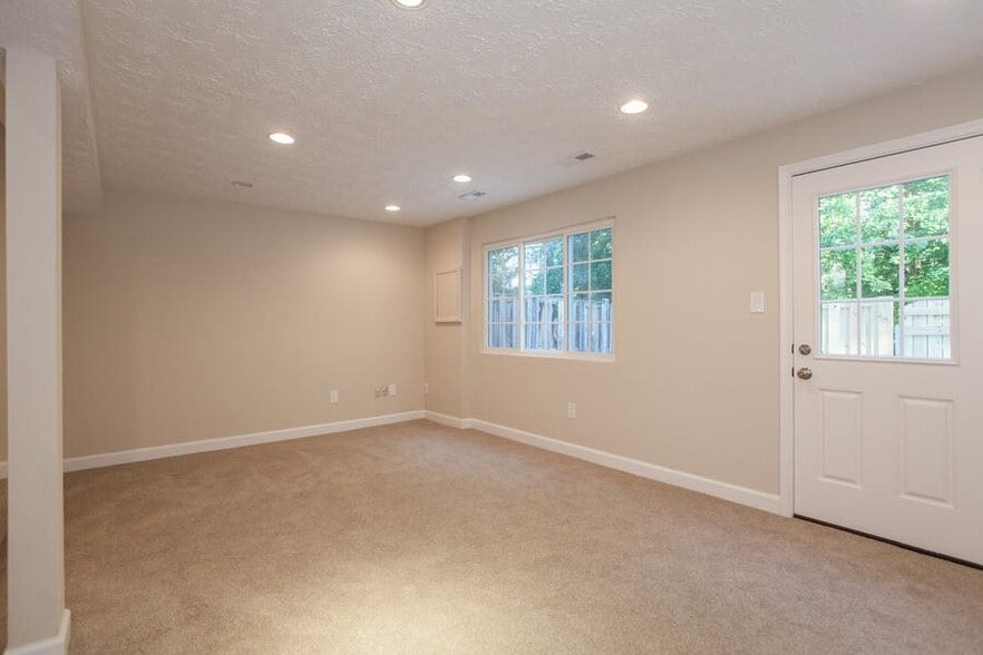 Building Photo - 2911 Bridgehampton Ct
