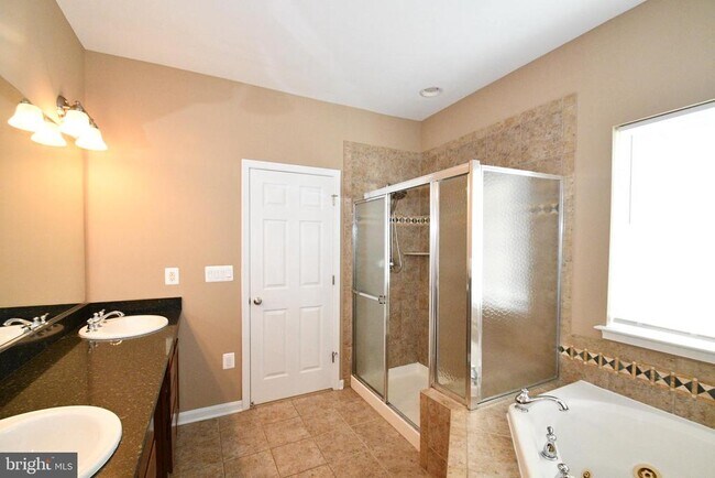 Building Photo - 9 Latham Ln
