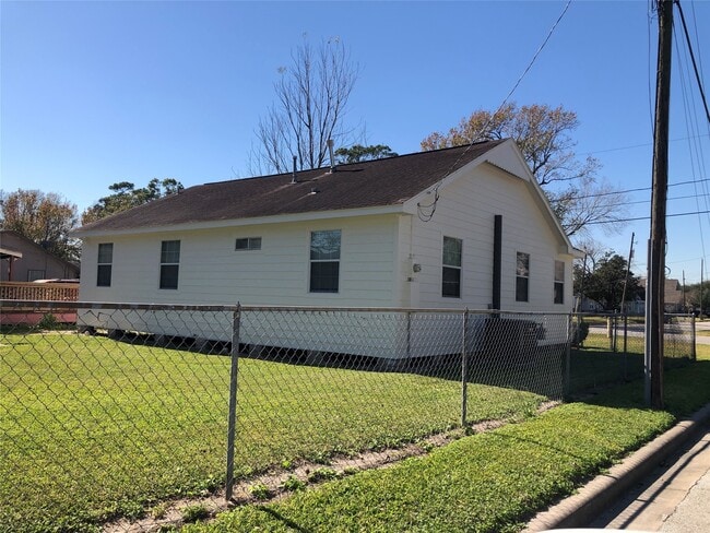 Building Photo - 5716 Robertson St