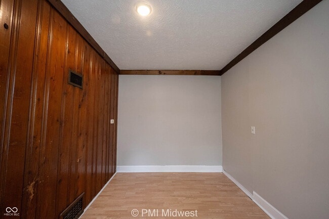 Building Photo - 521 N Gladstone Ave