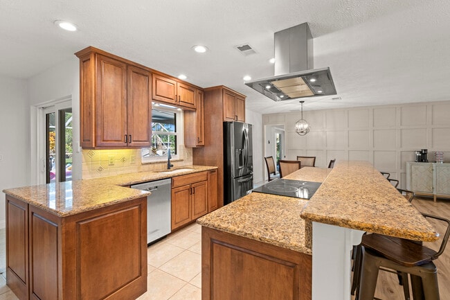 Building Photo - 762 SE River Ln