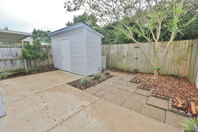 Building Photo - MUST SEE! Charming 3-Bedroom Townhome in Thoroughgood! 1-Car Attached Garage!