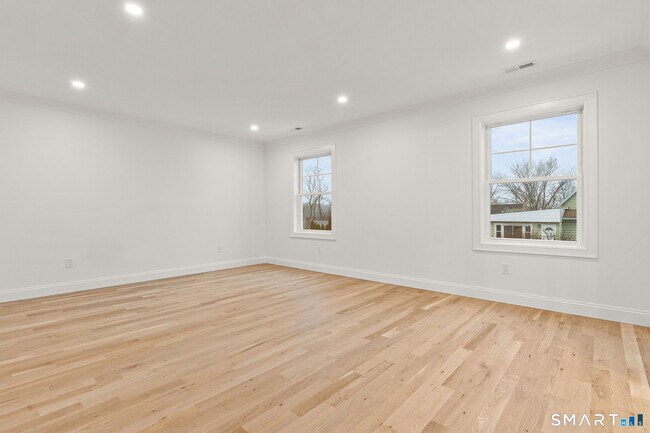 Building Photo - 108 New England Ave