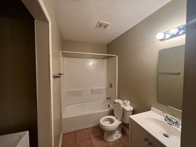 Building Photo - Beautiful 2 bedroom 1 bath unit