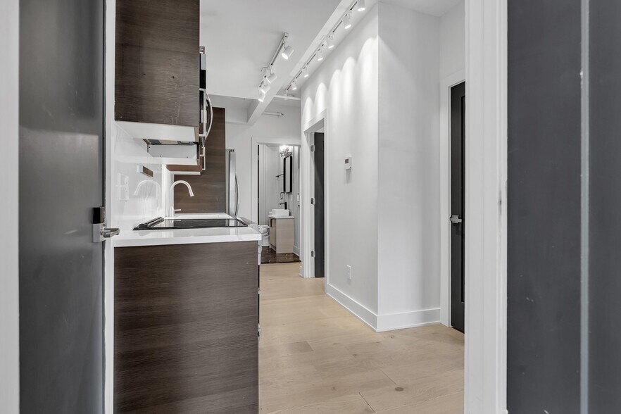 Building Photo - 182 Waterman St