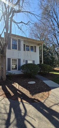 Building Photo - Great townhome convenient to shopping