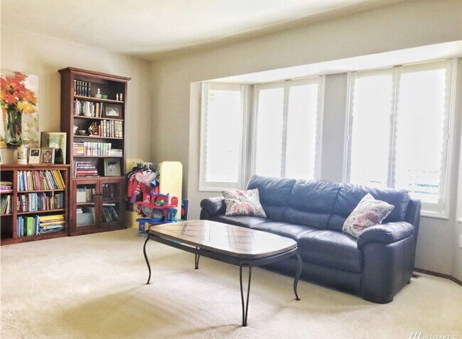 Building Photo - Open, bright and roomy with private backyard