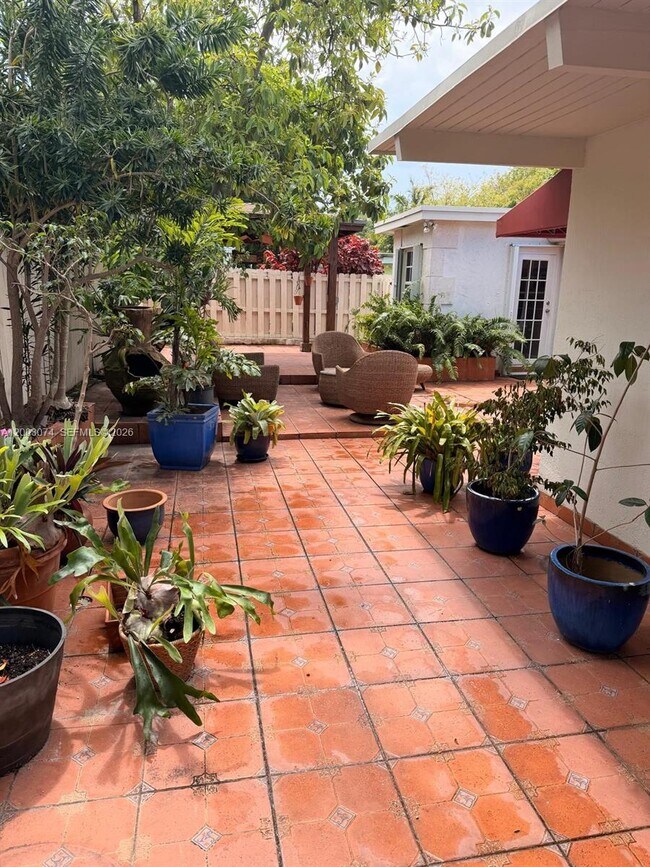 Building Photo - 401 Warren Ln