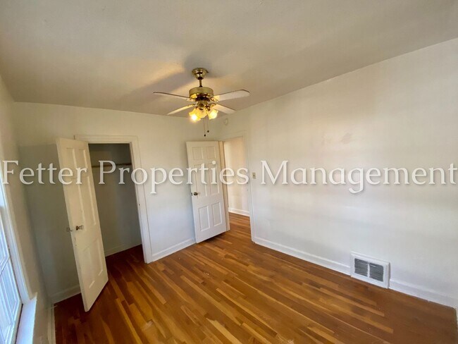Building Photo - 933