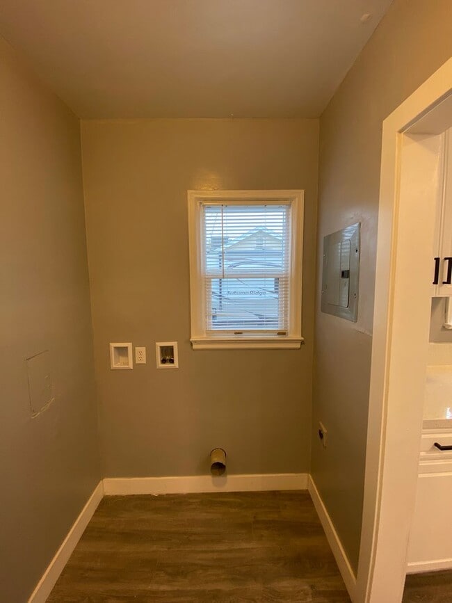 Building Photo - Follow the yellow brick to this Remodeled 2 BD 1 BA House in NE Bakersfield