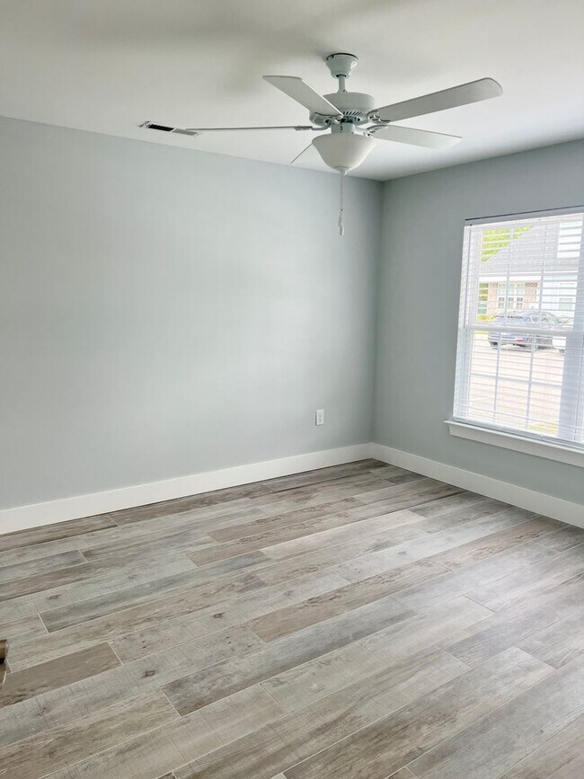 Building Photo - MOVE IN READY - FOUR Bedrooms! Master suite on both levels! Great Conway Location!