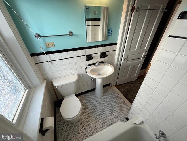 Building Photo - 405 Bridge St