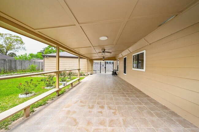 Building Photo - 15723 Creekhaven Dr