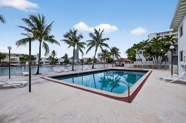 Building Photo - 7207 Bay Dr