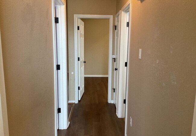 Building Photo - AMAZING RENT SPECIAL WITH IMMEDIATE MOVE IN - SECTION 8 ACCEPTED!