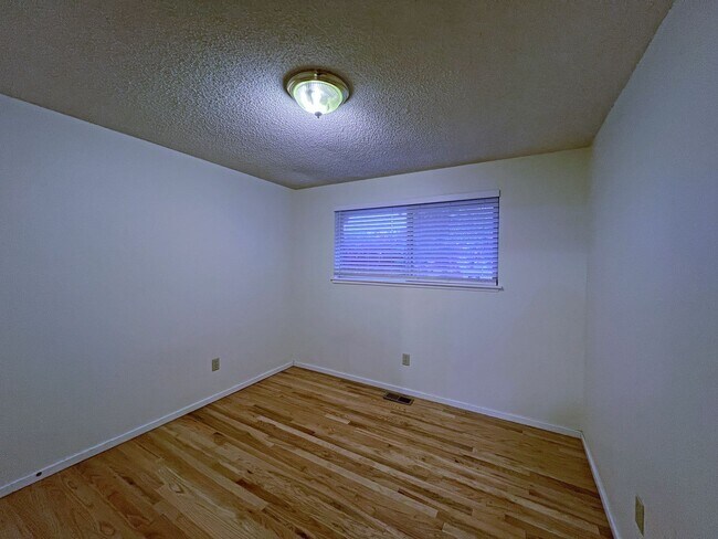 Building Photo - 4 bedroom 2.05 bath rambler on Kent's East...