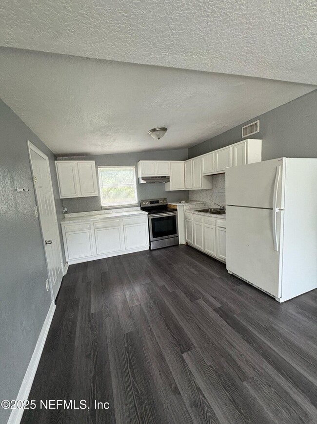 Building Photo - 2540 Spirea St