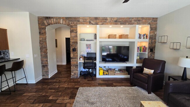 Building Photo - 8213 W Quail Ave