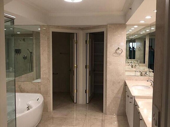 Building Photo - 20201 E Country Club Dr