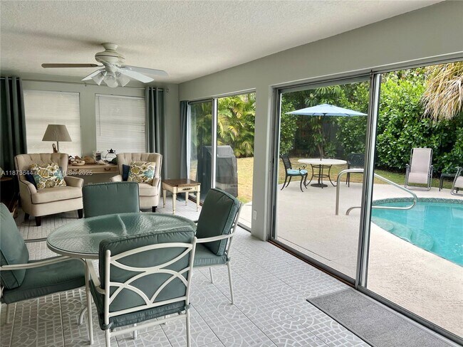 Building Photo - 1241 Manor Dr