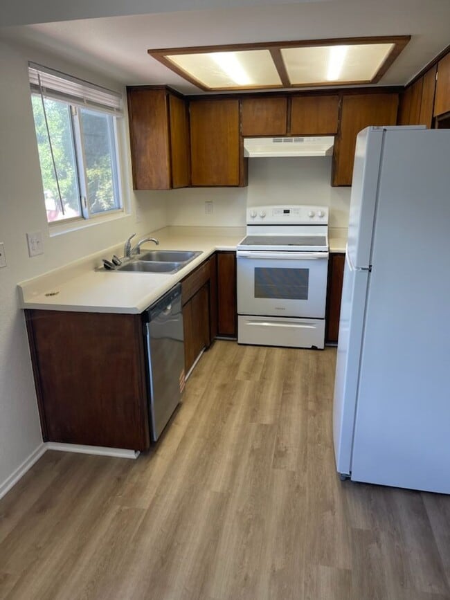 Building Photo - 545 Fein Ave