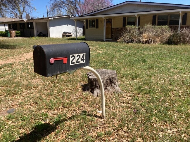 Building Photo - 224 N Oxford Dr